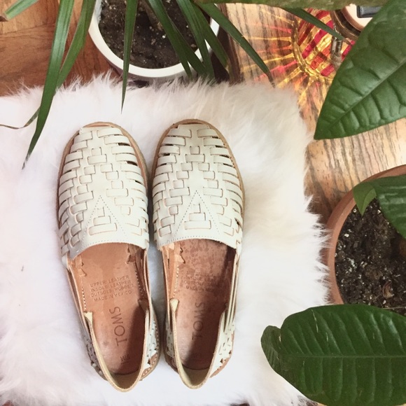 Toms Shoes - TOMS WOVEN HUARACHE SANDALS 
